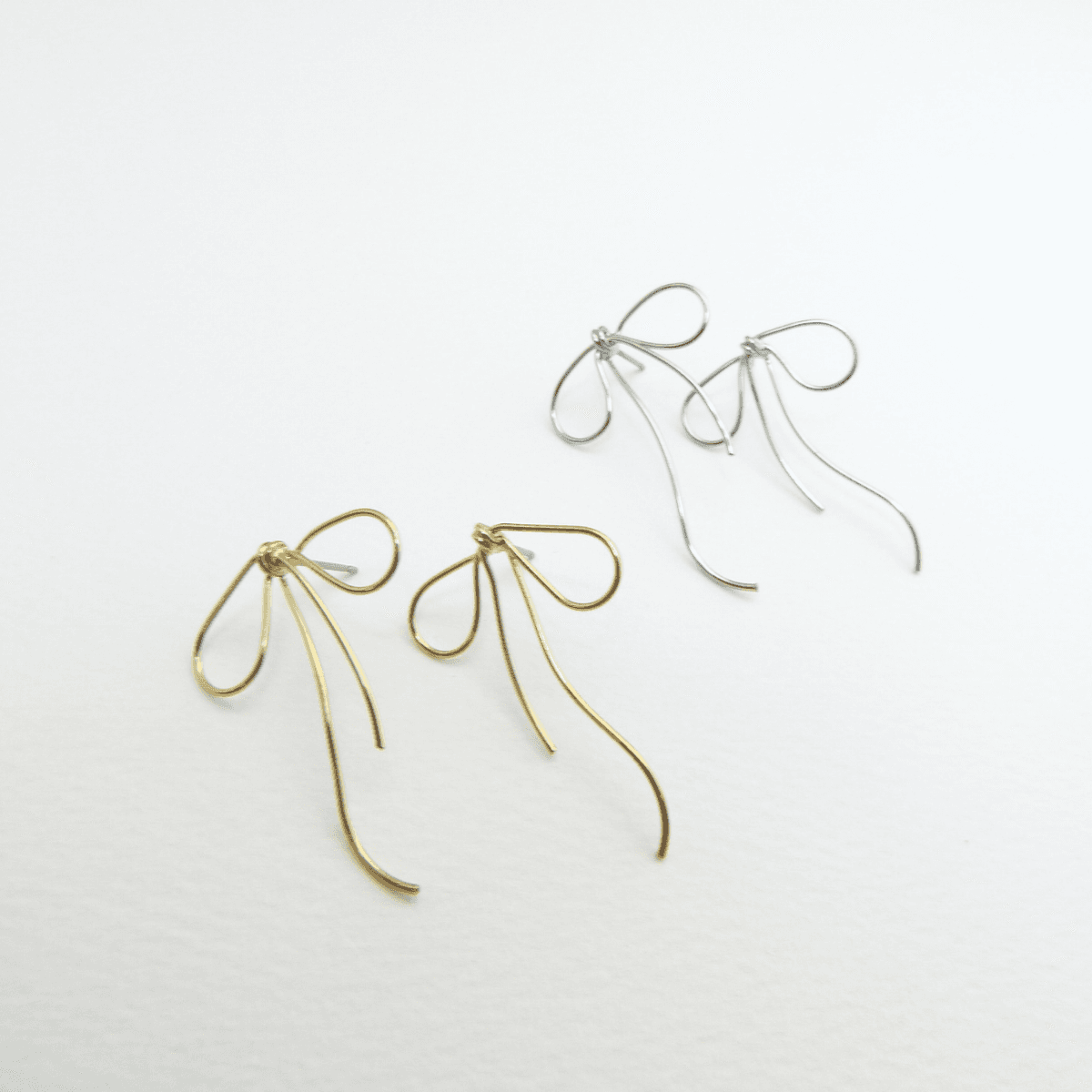 【Luwe-1】大人可愛いを叶える、ワイヤーリボンピアス/イヤリング 華奢 大人 上品 フェミニン 結婚式 二次会 | 6枚目