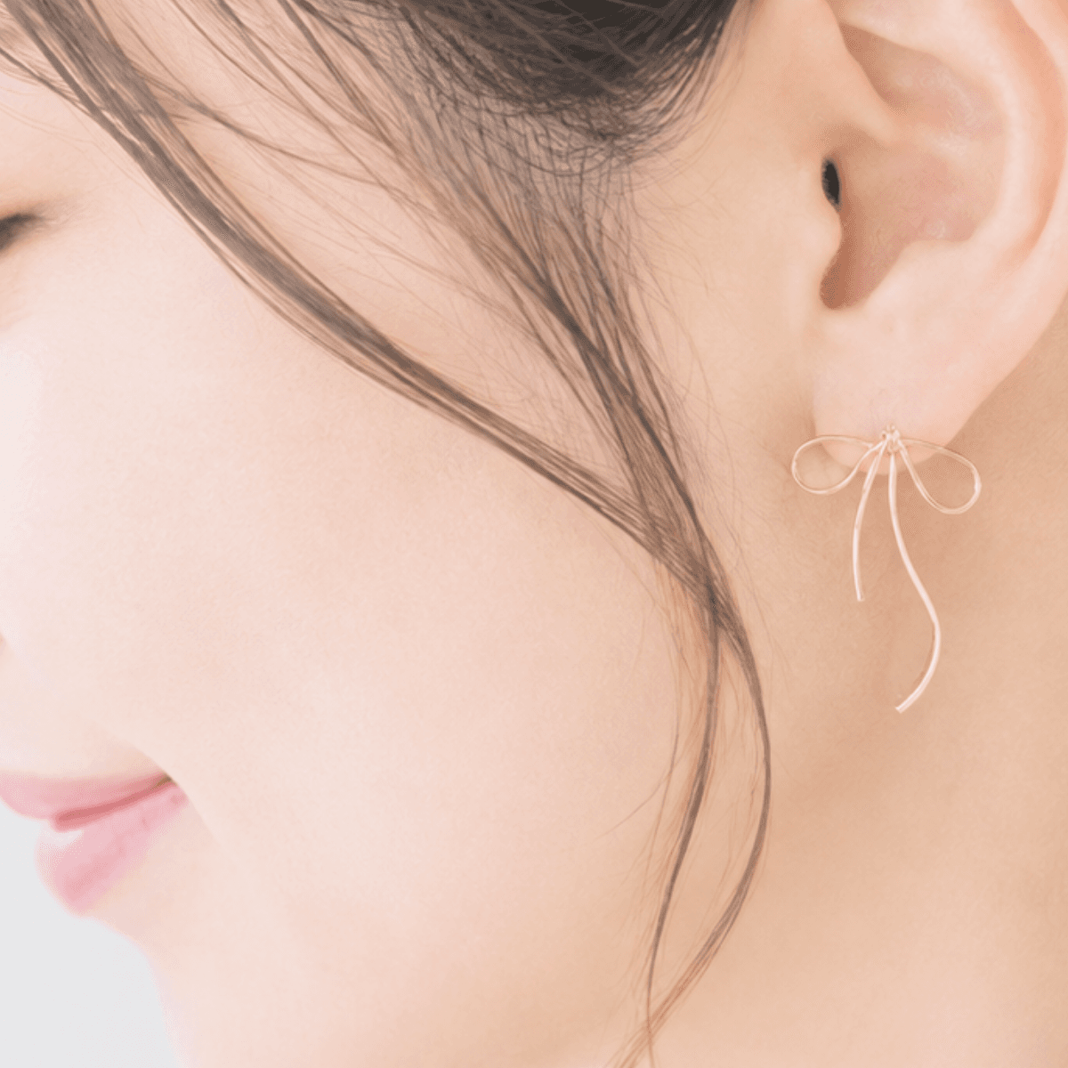 【Luwe-2】大人可愛いを叶える、ワイヤーリボン ミニ ピアス/樹脂ノンホール 華奢 大人 上品 フェミニン 結婚式 | 7枚目